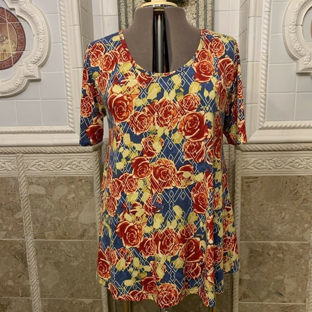 Lularoe. Size XL. Poly/Spandex Stretch Floral Top. Pullover. Short Sleeve. B25